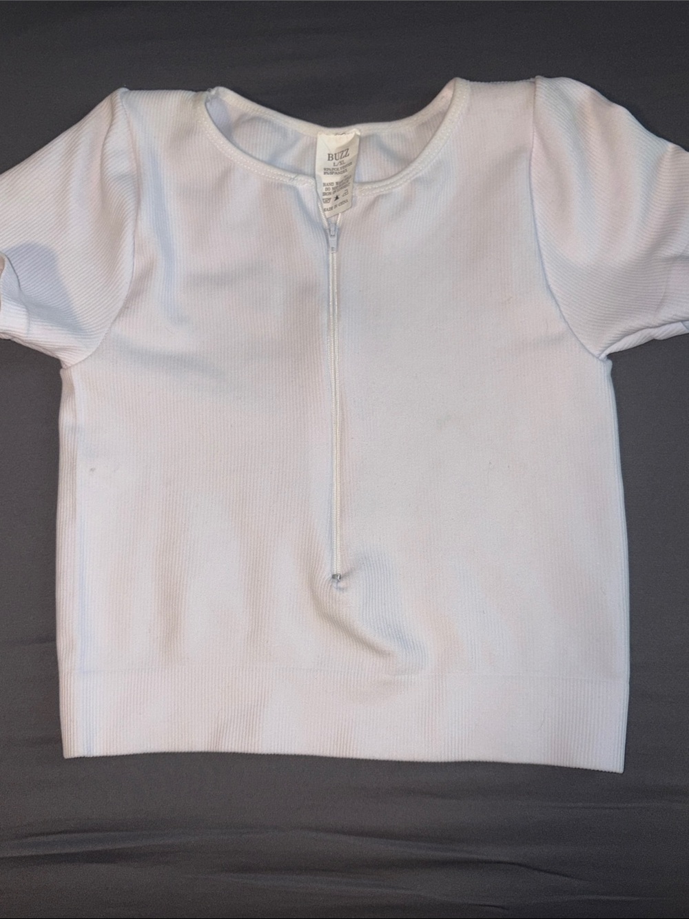 Buzz White Short-Sleeve ribbed stretch Zip-Front Top L/XL